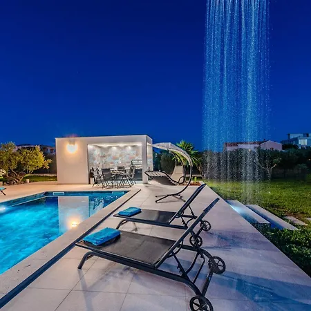 Unique Garoful Villa Sukošan