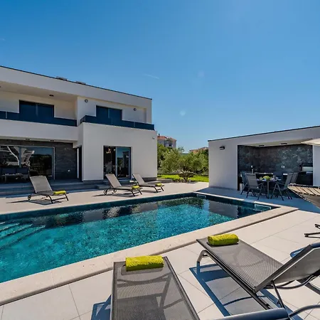 Unique Garoful Villa Sukošan