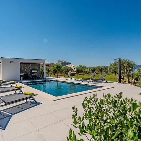 Unique Garoful Villa *